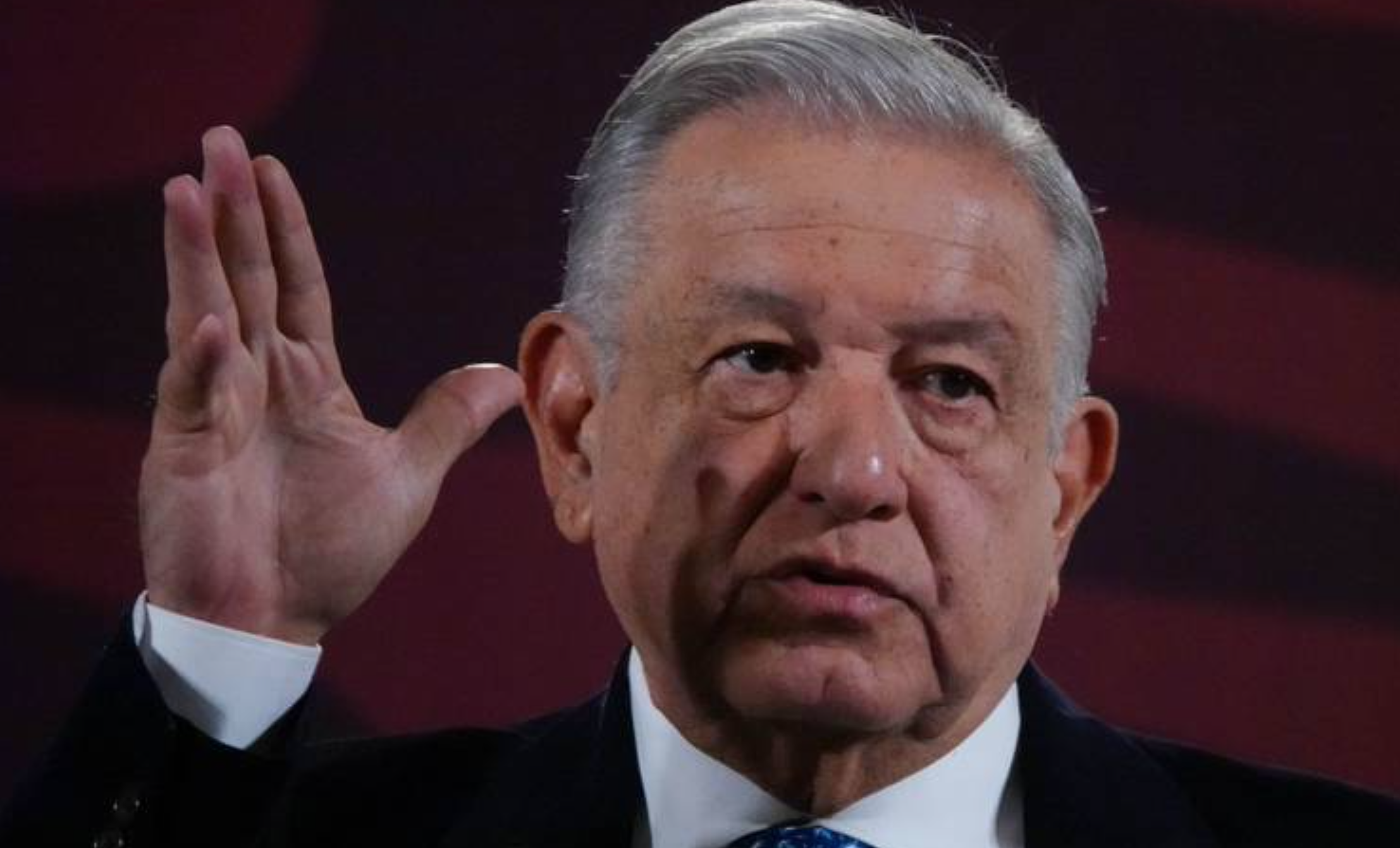 INE ordena a López Obrador bajar una conferencia matutina